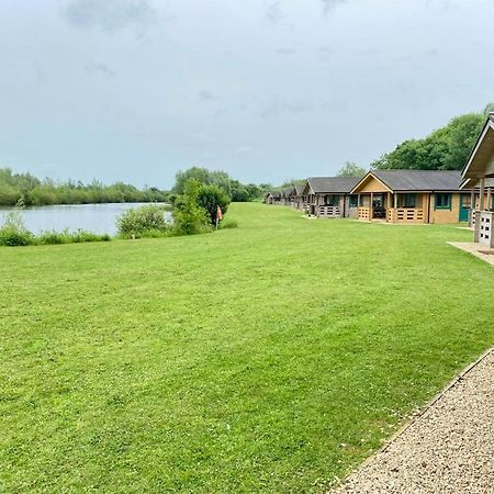 Tufty Lodge, Lake Pochard Lodge 9 South Cerney Dış mekan fotoğraf